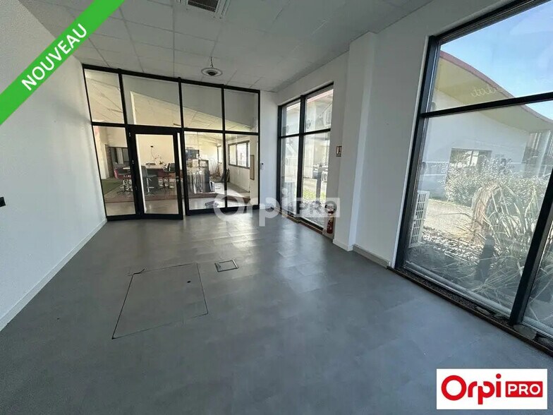 Retail in Valence for lease - Interior Photo - Image 3 of 6