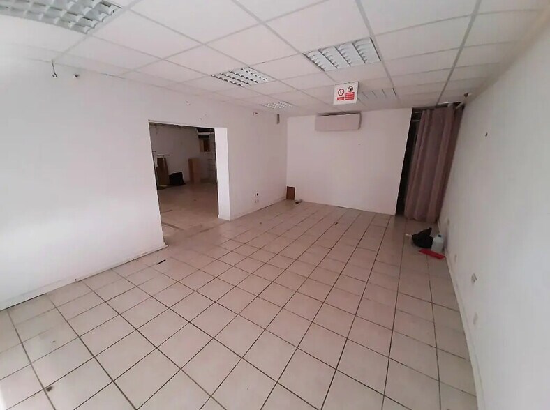 Retail in Poitiers for lease - Interior Photo - Image 3 of 3