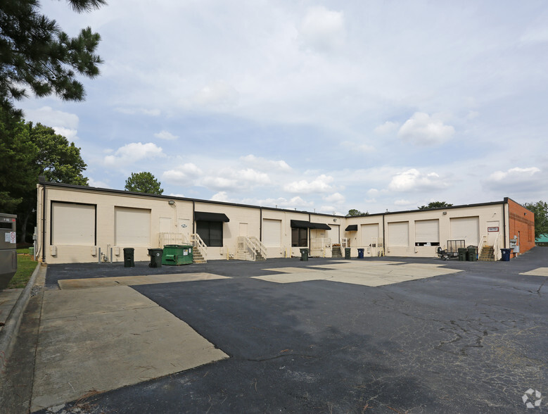 20464 Chartwell Center Dr, Cornelius, NC for lease - Building Photo - Image 1 of 9