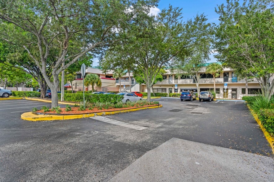 270-330 S University Dr, Plantation, FL for lease - Building Photo - Image 1 of 14