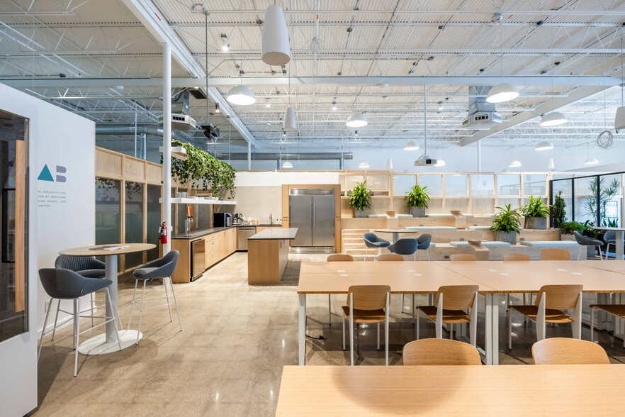 544 E Wheatland Rd, Duncanville, TX for lease - Interior Photo - Image 1 of 29