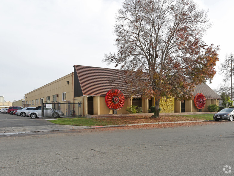 5661 E Shields Ave, Fresno, CA for lease - Building Photo - Image 3 of 19