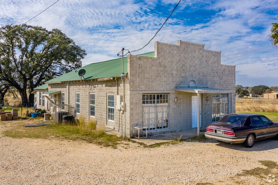 558 US Highway 181, Floresville, TX 78114