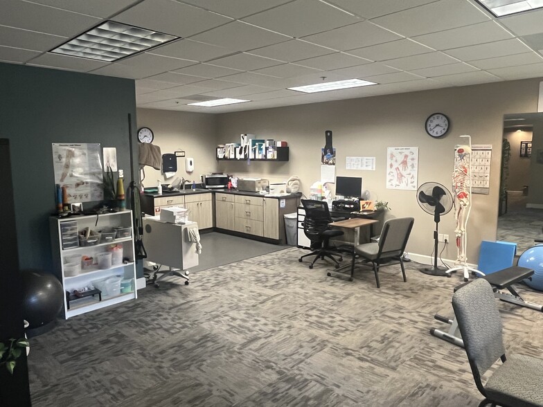 16016 Lower Boones Ferry Rd, Lake Oswego, OR for lease - Building Photo - Image 2 of 7