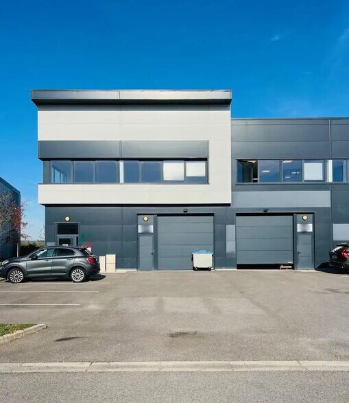 Flex in SAINT CYR L ECOLE for lease - Building Photo - Image 1 of 18