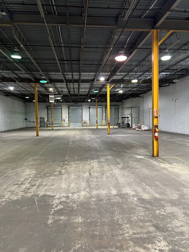 225-229 Robbins Ln, Syosset, NY for lease Interior Photo- Image 1 of 3