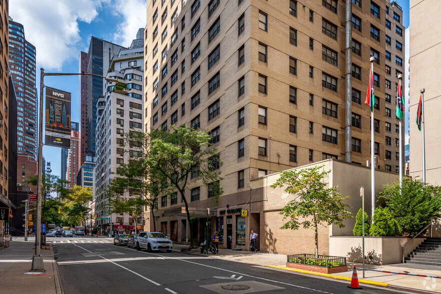 902 2nd Ave, New York, NY for lease - Building Photo - Image 3 of 4