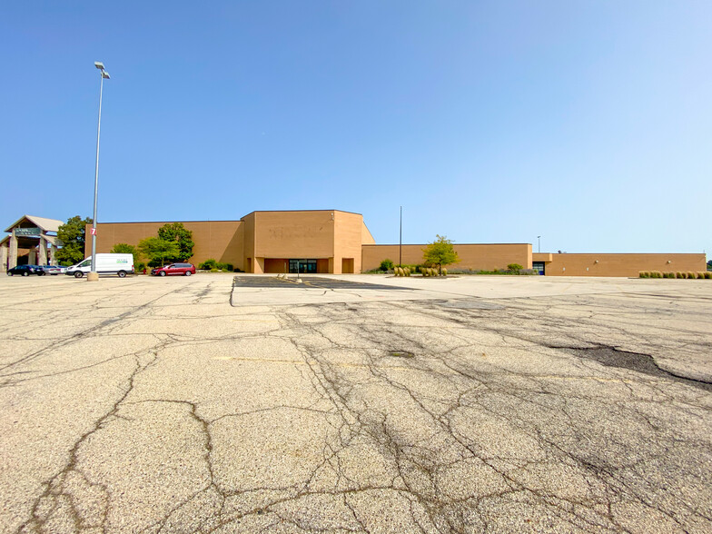 5000 Spring Hill Mall, West Dundee, IL for sale - Building Photo - Image 1 of 1