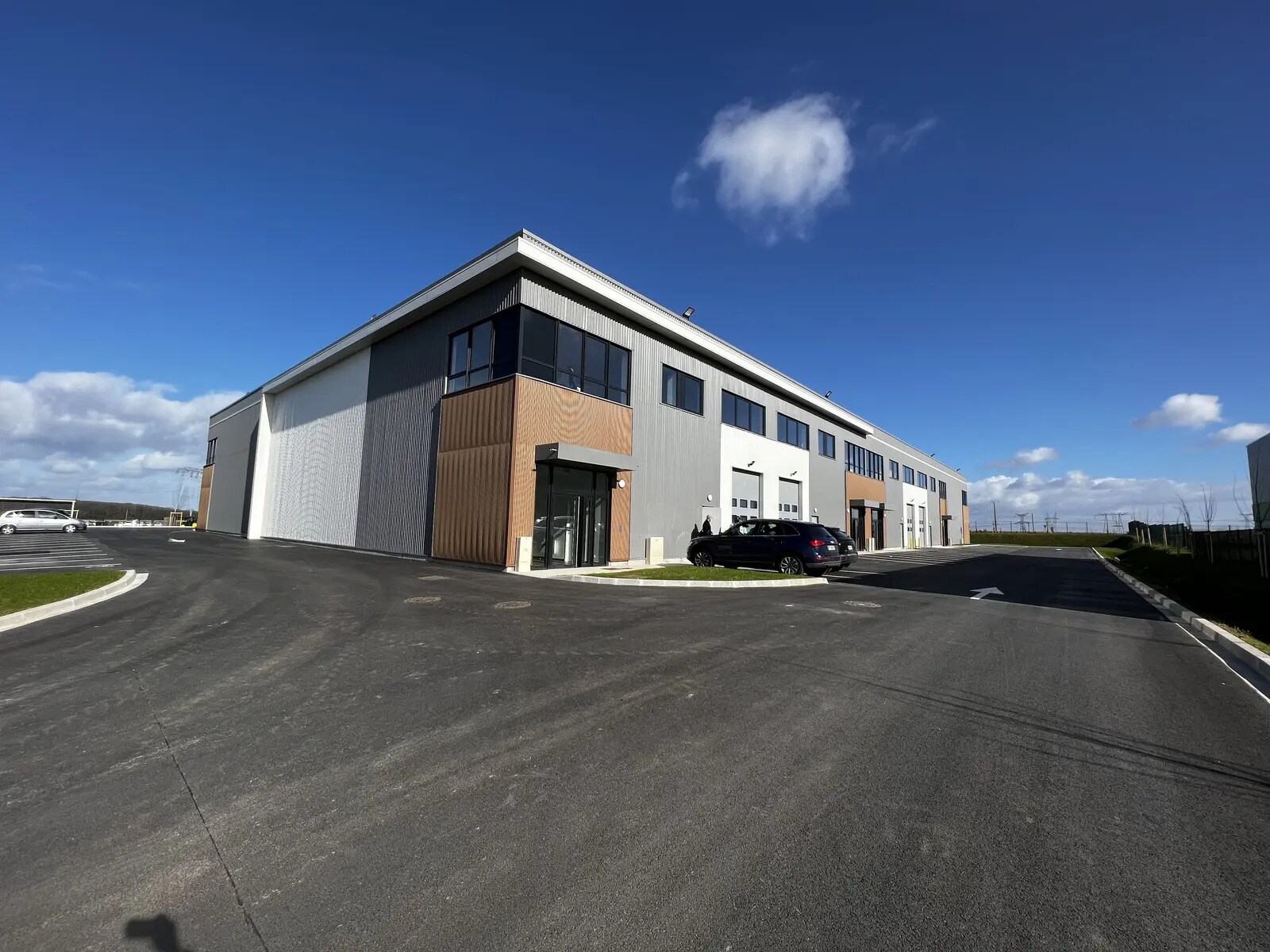 Flex in Viarmes for sale Building Photo- Image 1 of 13