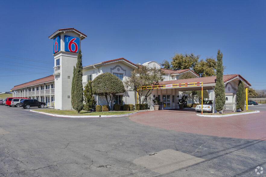 1625 Regal Row, Dallas, TX for sale - Primary Photo - Image 1 of 1