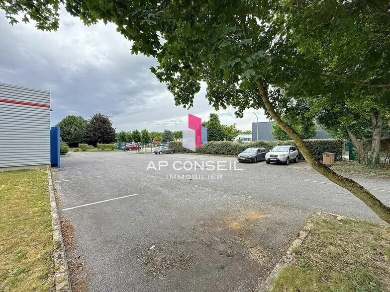 Office in Houdan for lease - Building Photo - Image 3 of 9