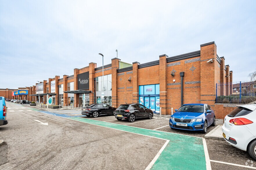 Broadway, Oldham for sale - Primary Photo - Image 1 of 1