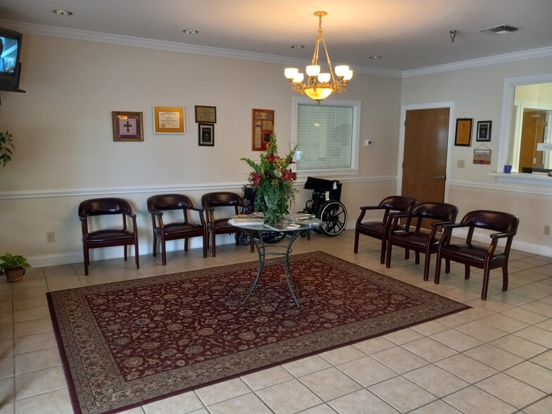 207 Fairview Park Dr, Dublin, GA for lease - Interior Photo - Image 2 of 8