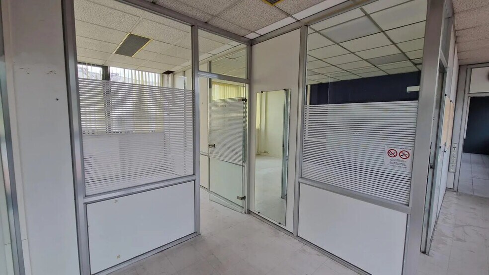 Retail in Neuilly-Plaisance for lease - Building Photo - Image 3 of 5