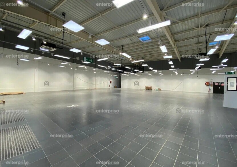 Retail in Chambly for lease - Interior Photo - Image 3 of 3