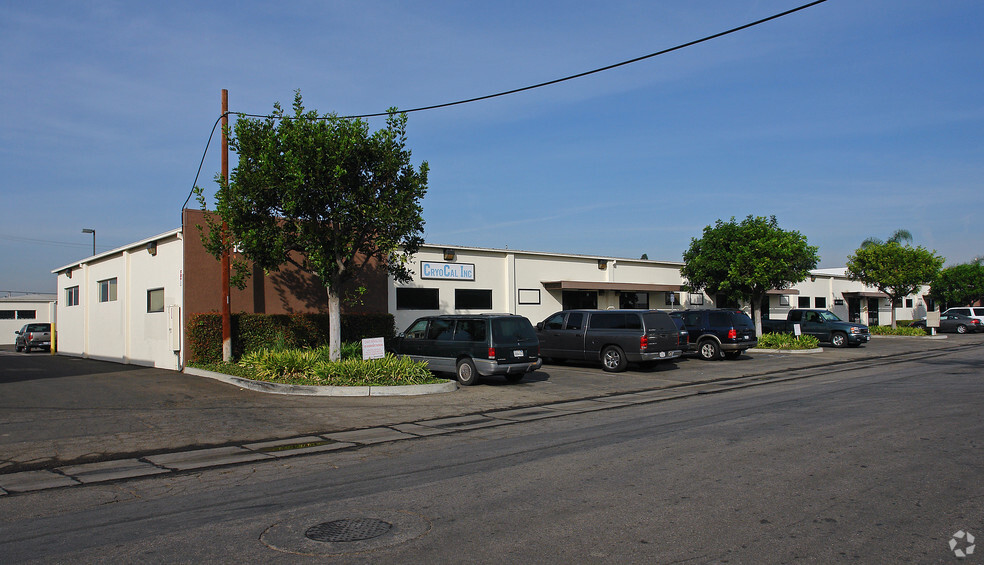 2110 S Lyon St, Santa Ana, CA for lease - Building Photo - Image 3 of 3