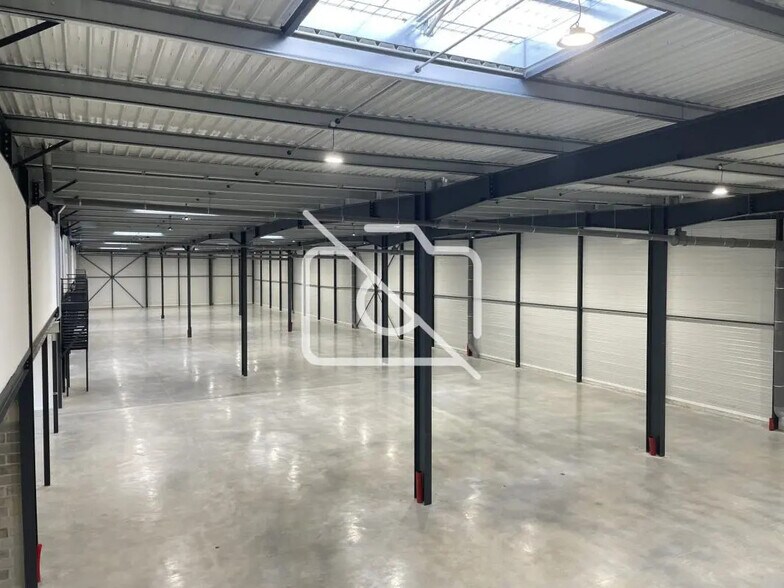 Flex in Moissy-Cramayel for lease - Interior Photo - Image 1 of 2