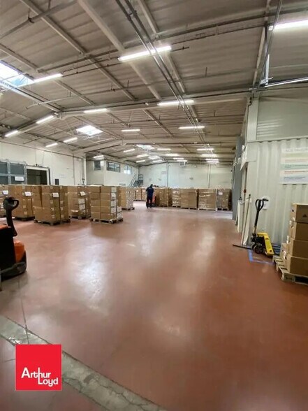 Flex in Chartres for lease - Interior Photo - Image 2 of 5