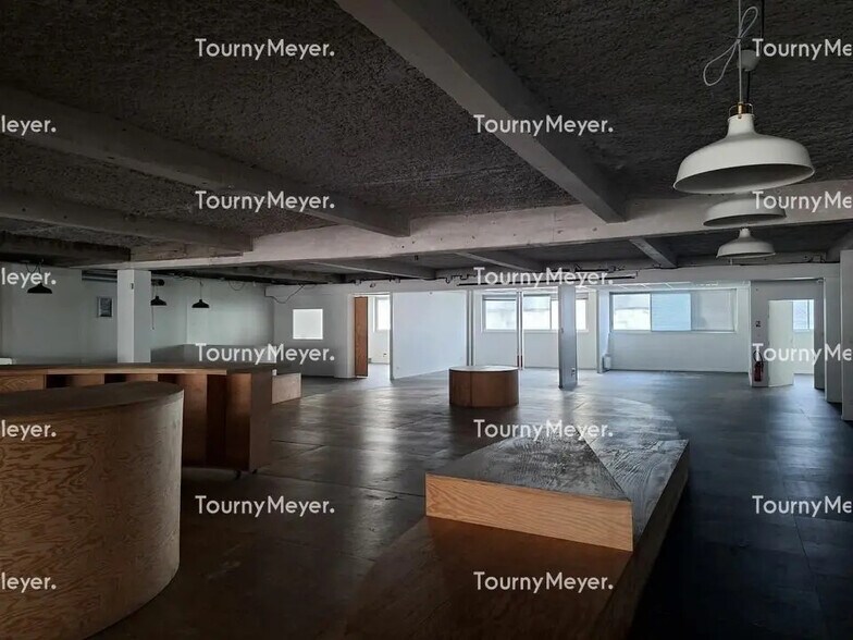 Office in Bordeaux for lease - Interior Photo - Image 2 of 9