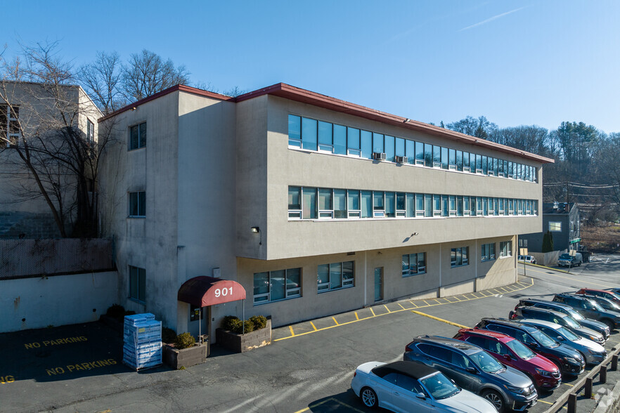 901 N Broadway, North White Plains, NY for sale - Building Photo - Image 3 of 12