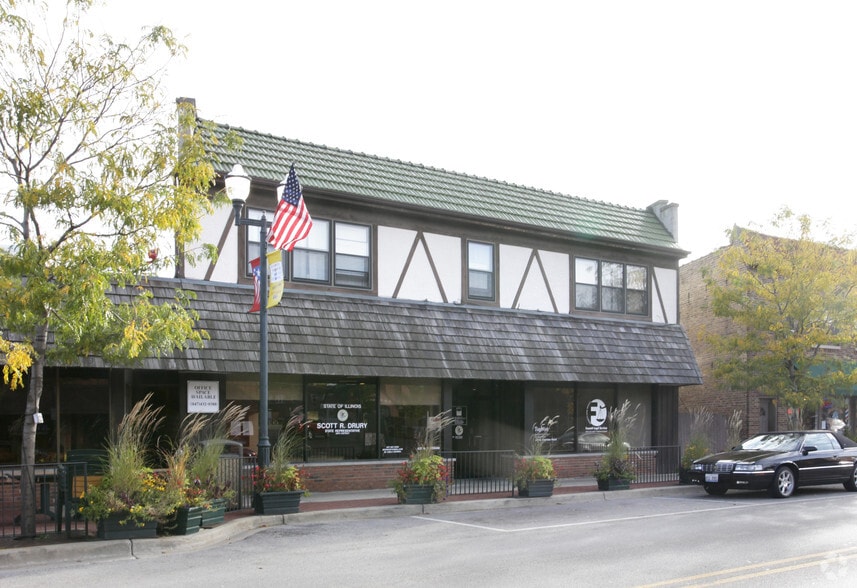 421-427 Sheridan Rd, Highwood, IL for lease - Building Photo - Image 1 of 8