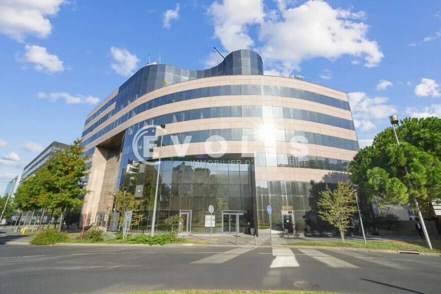 Flex in Noisy-le-Grand for lease - Building Photo - Image 1 of 14