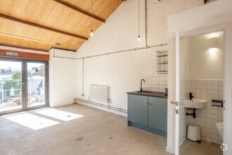 1 Candlewick Ln, Plymouth for lease Interior Photo- Image 2 of 3