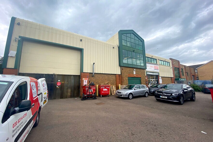 70 Malham Rd, London for lease - Building Photo - Image 3 of 9