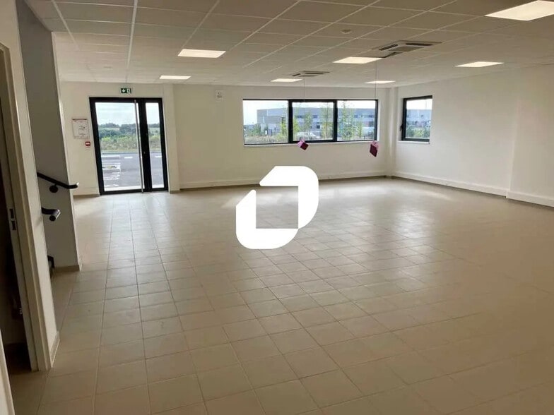 Office in Le Thillay for lease - Interior Photo - Image 2 of 8