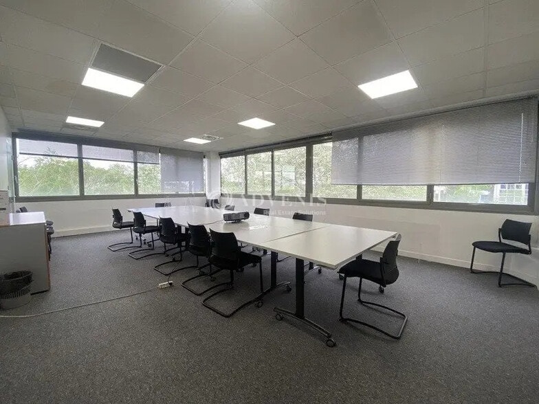 Office in Poissy for lease - Interior Photo - Image 1 of 12