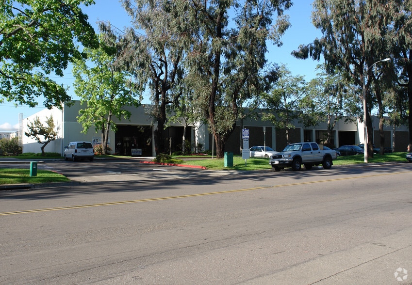 8829-8835 Complex Dr, San Diego, CA for lease - Building Photo - Image 2 of 3