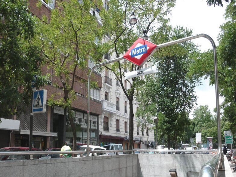 Retail in Madrid, Madrid for lease - Building Photo - Image 2 of 3