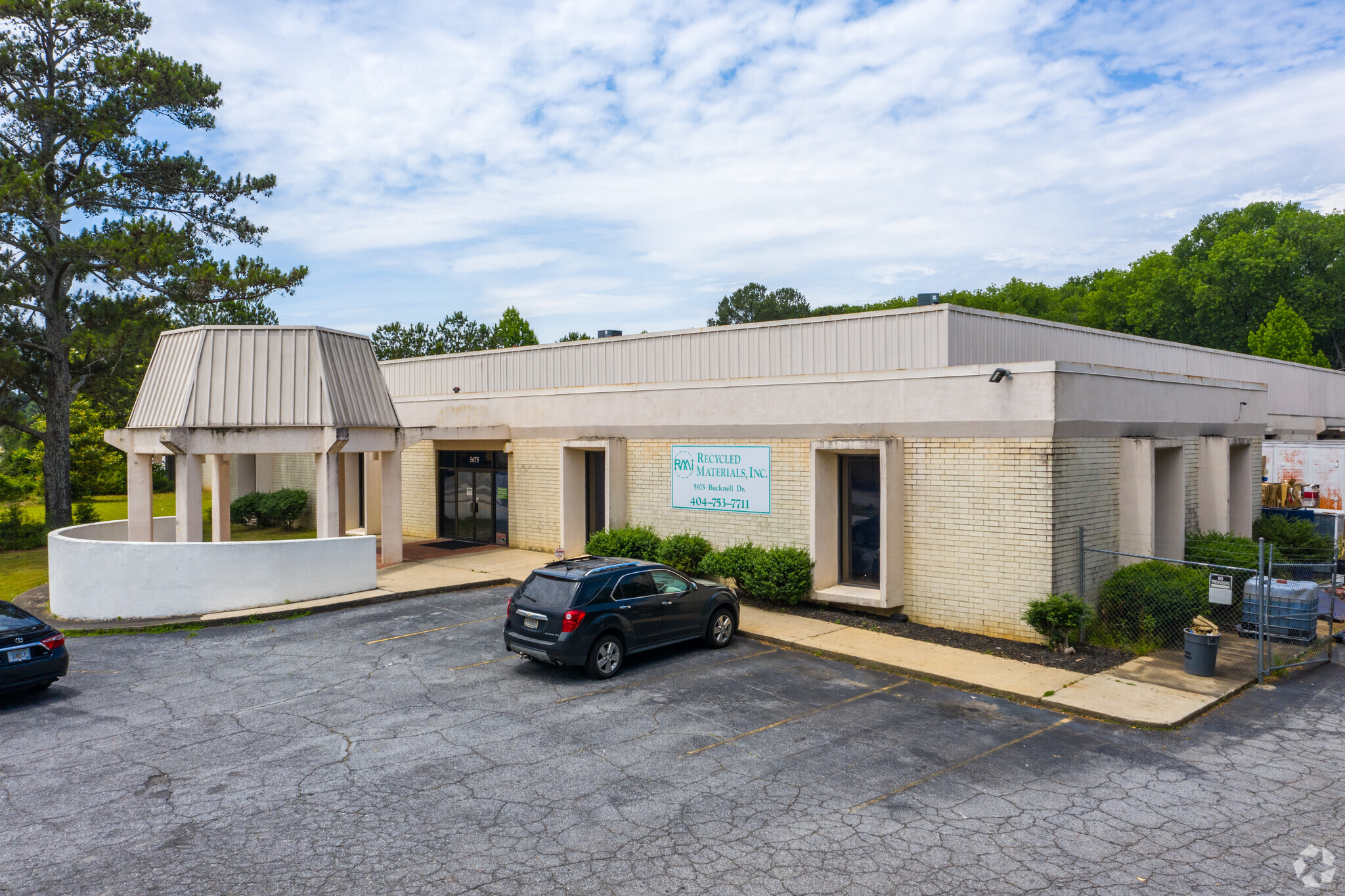 5675 Bucknell Dr SW, Atlanta, GA for lease Primary Photo- Image 1 of 7