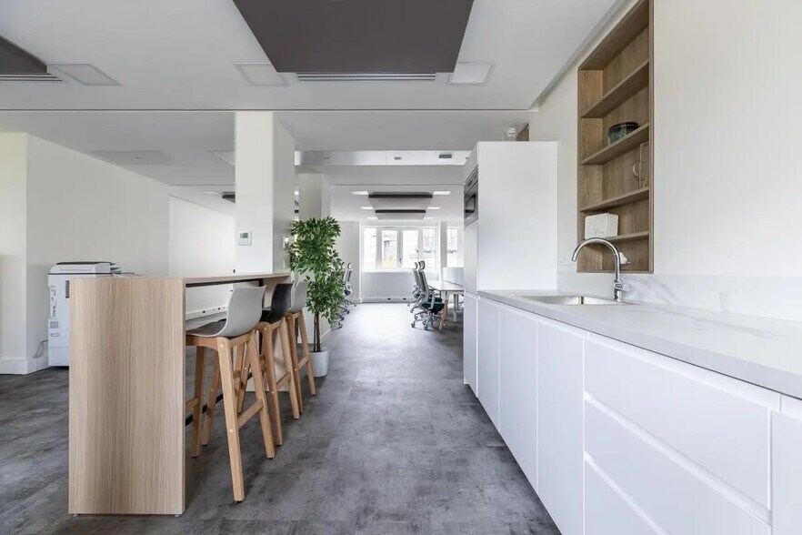 Office in Paris for lease - Interior Photo - Image 3 of 11
