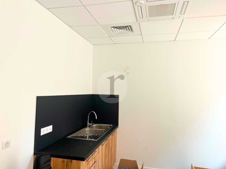 Office in Lille for lease - Building Photo - Image 2 of 5