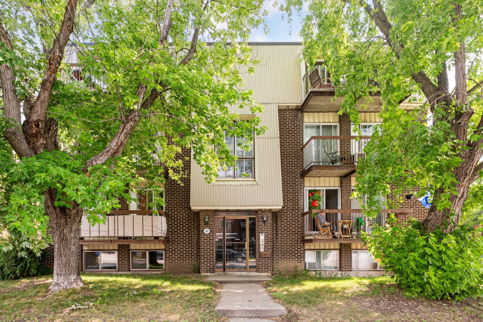 565 Av Ampère, Laval, QC for sale Primary Photo- Image 1 of 1