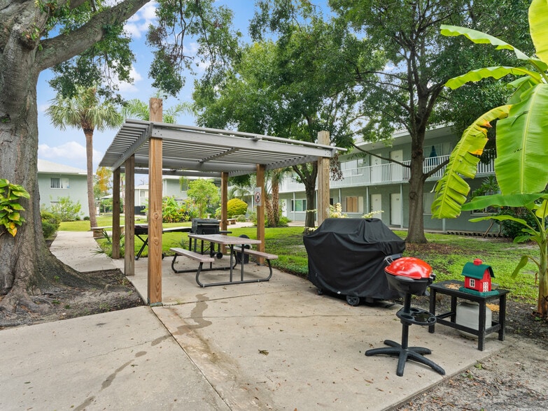 Parklane Condos portfolio of 3 properties for sale on LoopNet.com - Building Photo - Image 2 of 73