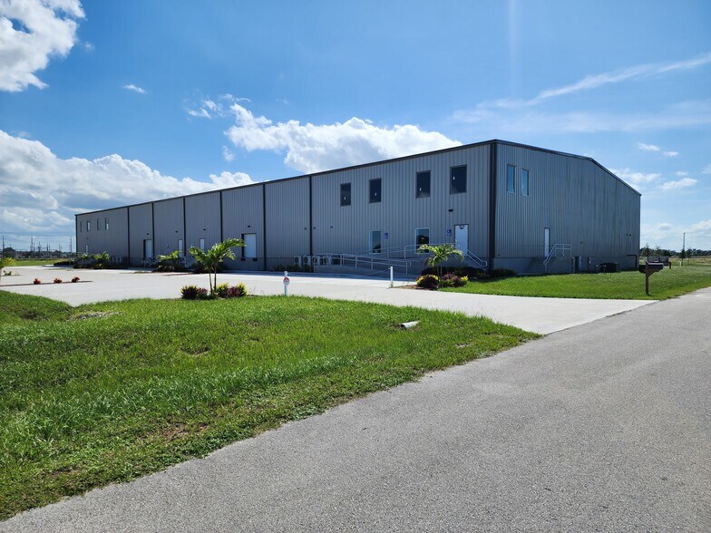 512 Commerce Ct, Clewiston, FL for lease - Building Photo - Image 1 of 23