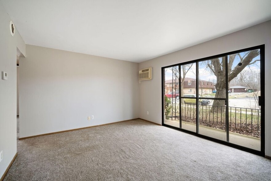 9015 N 96th St, Milwaukee, WI for sale - Building Photo - Image 3 of 18