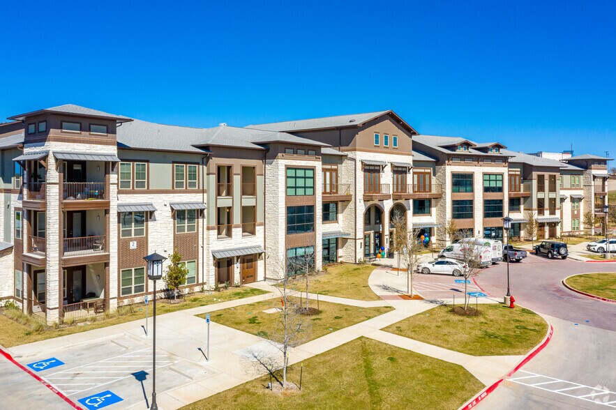 900 Cinema Dr, Hudson Oaks, TX for lease - Primary Photo - Image 3 of 67