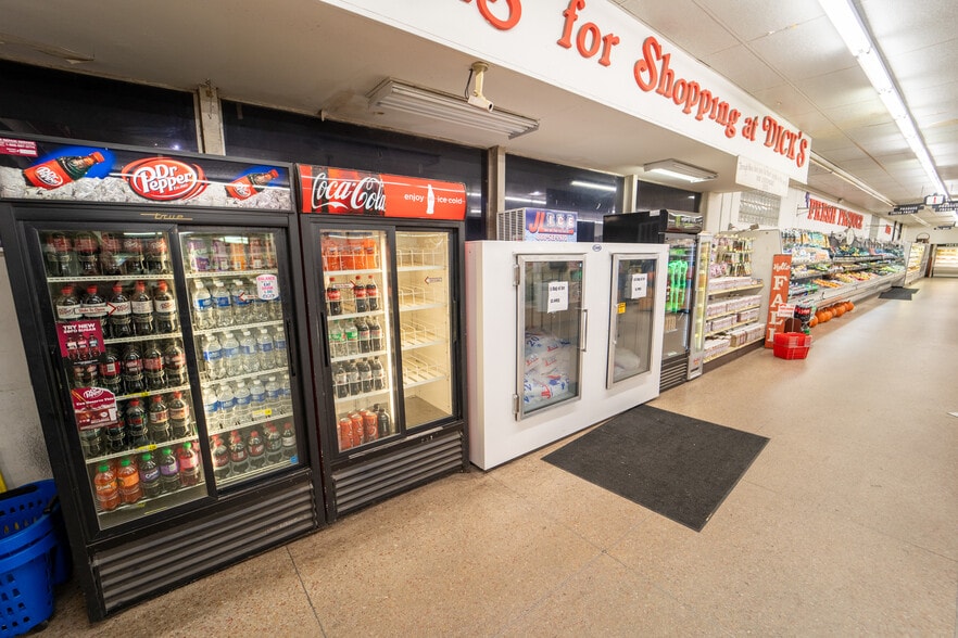 1302 E Crestwood Dr, Victoria, TX for sale - Building Photo - Image 2 of 77