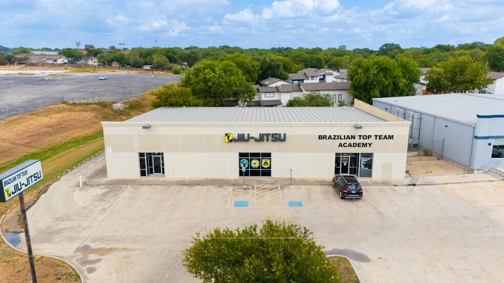 4447 Thousand Oaks, San Antonio, TX for lease - Building Photo - Image 1 of 14