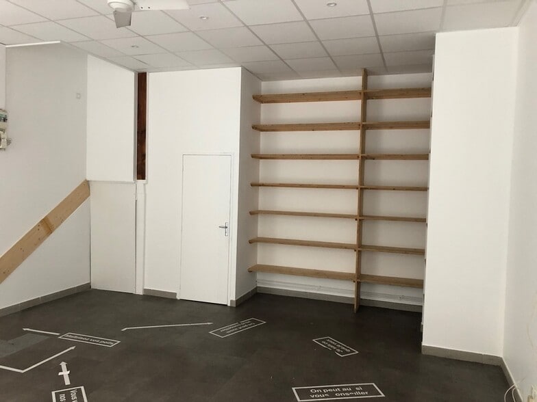 Retail in Lyon for lease - Building Photo - Image 3 of 5