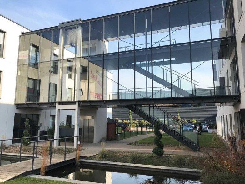 Office in Saint-Priest for lease - Building Photo - Image 1 of 13