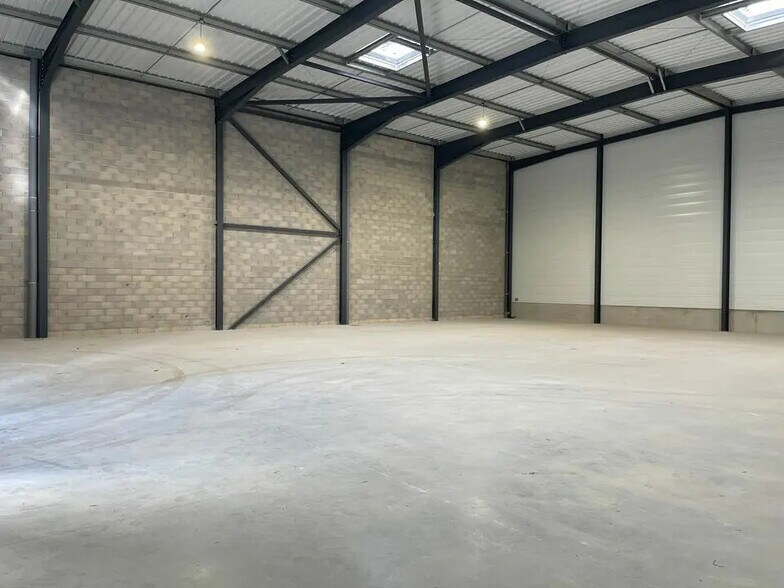 Flex in Signes for lease - Interior Photo - Image 2 of 9