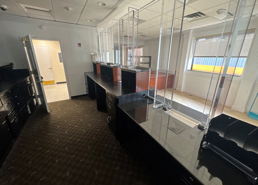 41-11 Bell Blvd, Bayside, NY for lease - Building Photo - Image 3 of 9