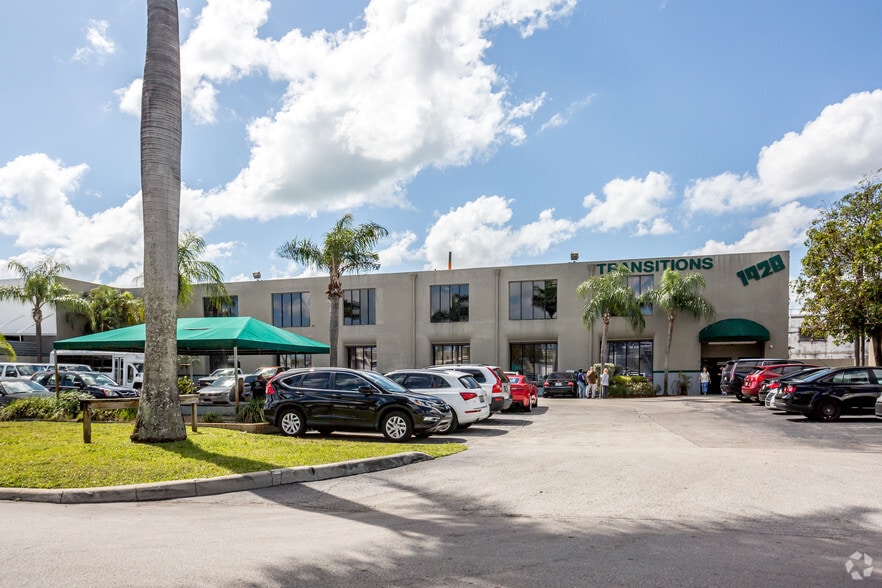 1928 NE 154th St, North Miami Beach, FL for lease - Building Photo - Image 1 of 21