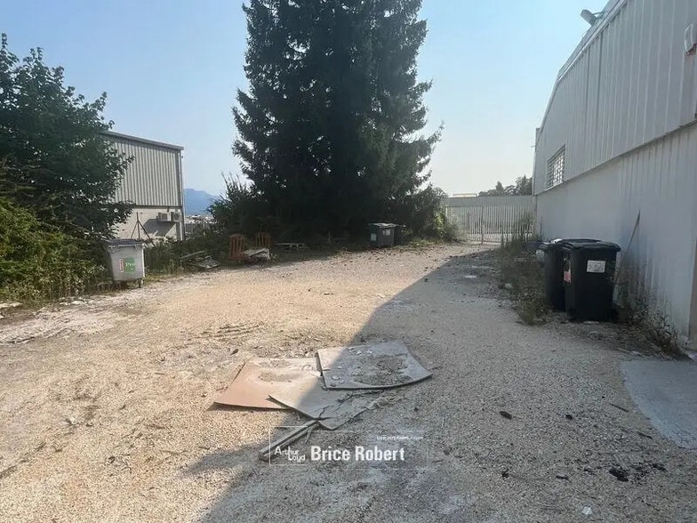 Flex in Voiron for lease - Building Photo - Image 2 of 4