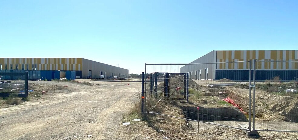 Flex in Aussonne for lease - Building Photo - Image 3 of 19