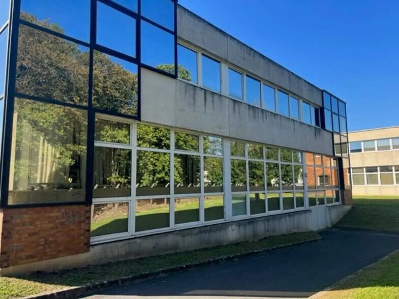 Flex in Bièvres for lease - Building Photo - Image 2 of 24
